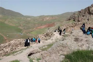 کوه پیمایی خانوادگی کارکنان شبکه بهداشت ودرمان شهرستان میانه به قلعه قیزقالاسی
