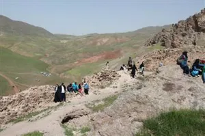 کوه پیمایی خانوادگی کارکنان شبکه بهداشت ودرمان شهرستان میانه به قلعه قیزقالاسی